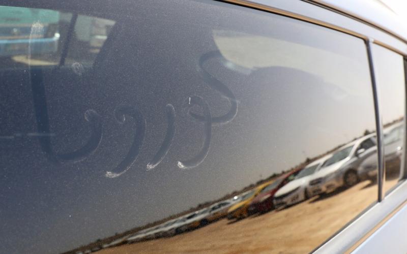 مركبة مضبوطة بسبب خرق مالكها حظر التجوال (محمد حامد/رويترز)