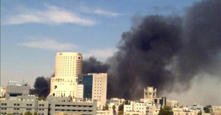الذعر يخيم على "حياة عمان" بعد نشوب حريق في مداخله (فيديو)