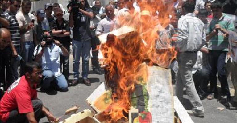 معتصمون يحرقون البضائع الإسرائيلية (فيديو)