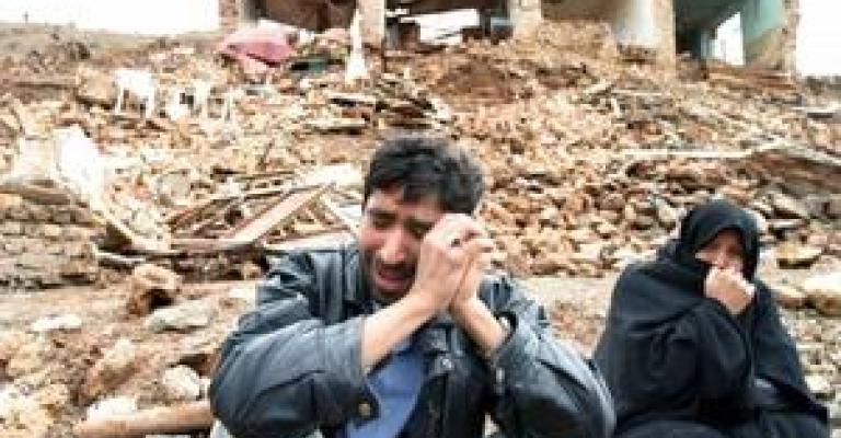 مقتل 250 واصابة 1800 في زلزالين بايران
