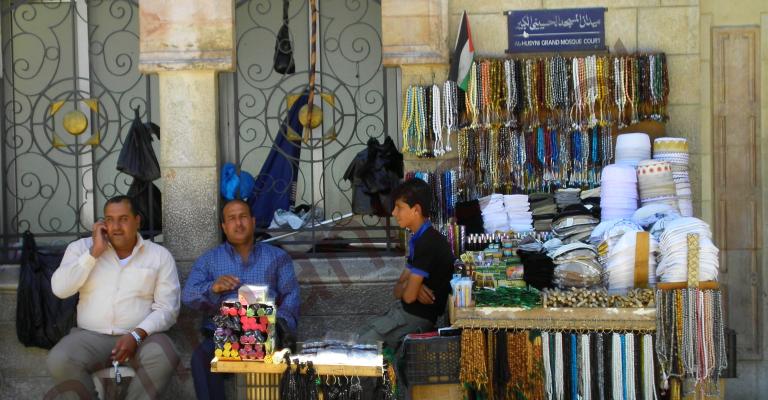 بائعون يستغلون ساحة الحسيني لعرض بضائعهم- عدسة لورا شامبرلين
