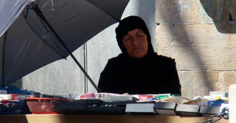 سيدة عراقية تعرض بضاعتها على ارصفة وسط البلد- عدسة عمرو حسين