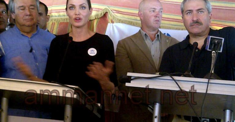 انجلينا جولي خلال مؤتمر صحفي في مخيم الزعتري
