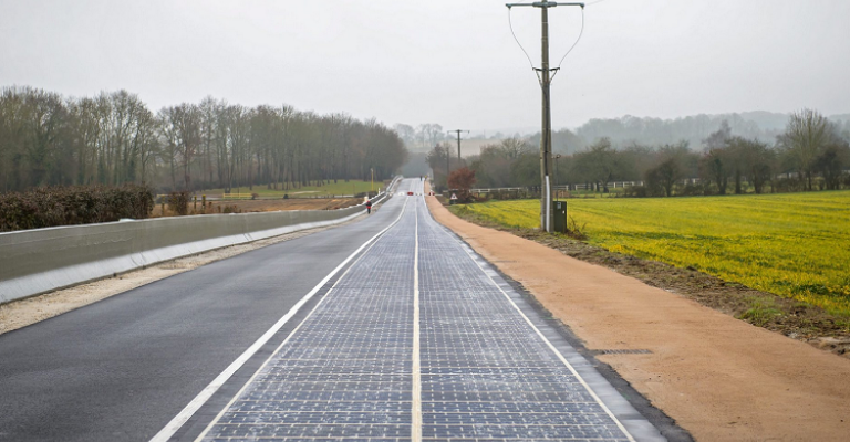 أول طريق بالطاقة الشمسية في العالم