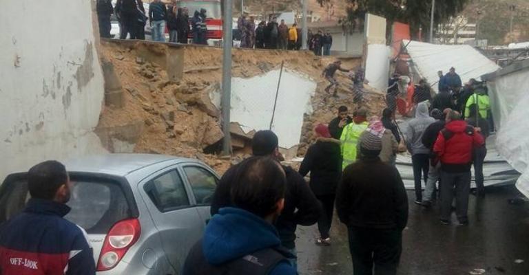 وفاة وإصابة في انهيار سور استنادي شرق عمان (صور)