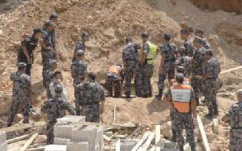 وفاة عامل وإصابة ثلاثة من الجنسية المصرية اثر انهيار جدار استنادي