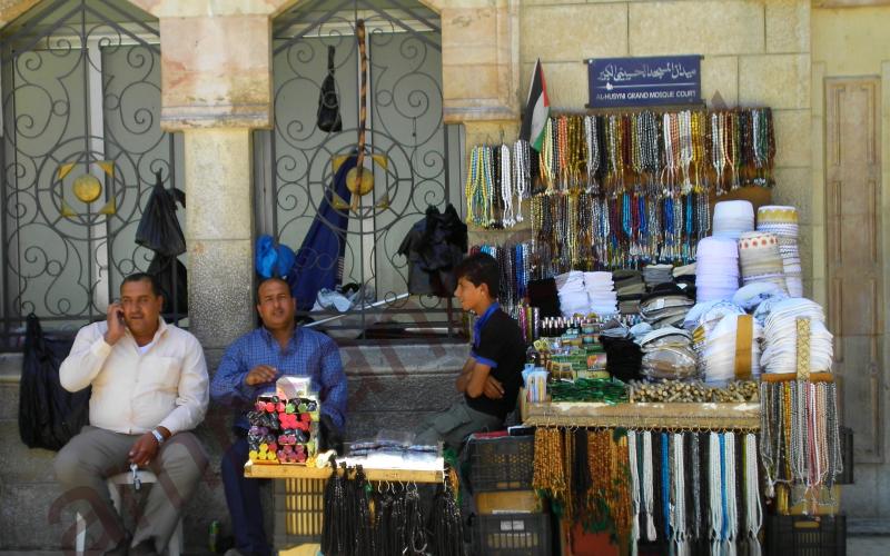 بائعون يستغلون ساحة الحسيني لعرض بضائعهم- عدسة لورا شامبرلين