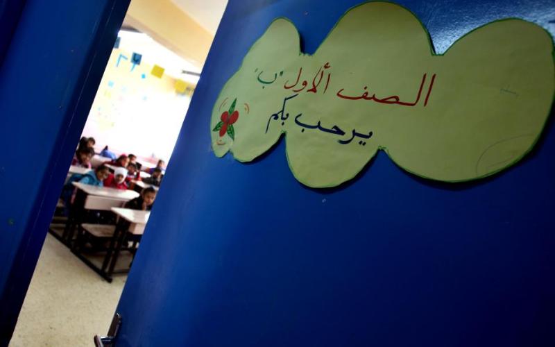 طلاب في الصف الاول " الخطوة الأولى" مع انطلاق العام الدراسي - عدسة محمد ابو غوش/ فيسبوك 