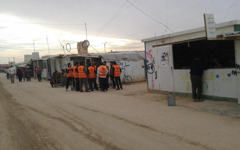 عمال الوطن في إحدى شوارع مخيم الزعتري/ تصوير عامر الحاج علي