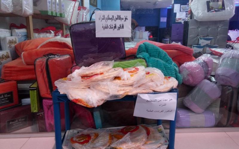 في عمان.. محل يعرض الخبز عوضا من المفروشات.. لماذا!