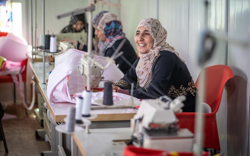 ناهد، لاجئة سورية تعمل في مركز خياطة تديره هيئة الأمم المتحدة للمرأة في مخيم الزعتري للاجئين في الأردن. (الصورة: هيئة الأمم المتحدة للمرأة / كريستوفر هيرويغ).