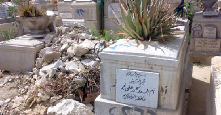 مقابر بين المساكن تبعث تلوثا على مجاوريها
