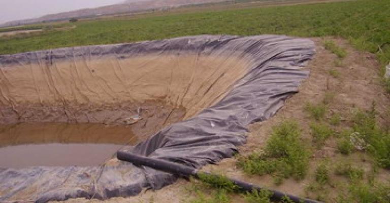 مزارعون يعتصمون احتجاجا على رفع مخالفات استخدام المياه بصورة غير شرعية مزارعون يعتصمون احتجاجا على رفع مخالفات استخدام المياه بصورة غير شرعية