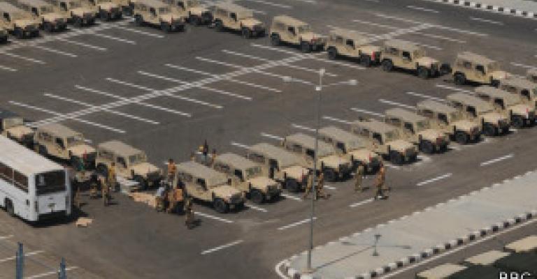 انتشار للجيش المصري "لحماية المنشآت" وترقب لخطاب الرئيس مرسي