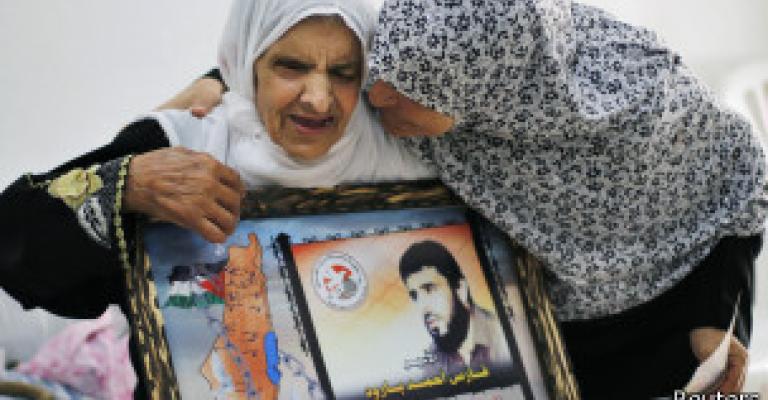 نقل سجناء فلسطينيين تمهيدا لإطلاق سراحهم نقل سجناء فلسطينيين تمهيدا لإطلاق سراحهم