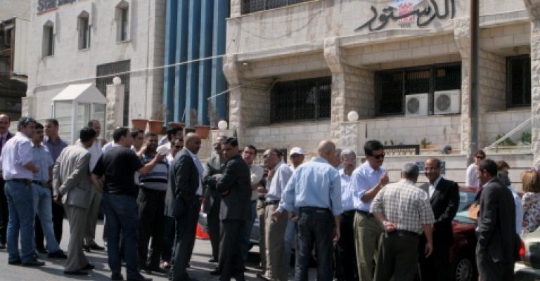 موظفو "الدستور" يعتصمون للمطالبة بصرف رواتبهم موظفو "الدستور" يعتصمون للمطالبة بصرف رواتبهم