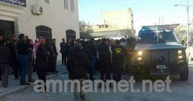 طلاب ثانوية يعتدون على مديرية تربية معان طلاب ثانوية يعتدون على مديرية تربية معان