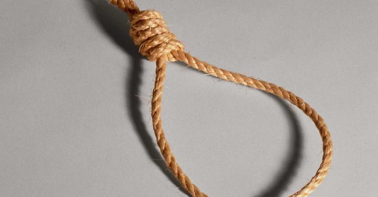 الموت شنقاً لأربعينية وأبنتها اتهمتا رب الأسرة