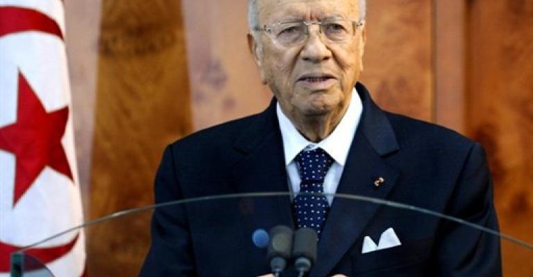 طوارئ في تونس والرئيس يحذر من انهيار الدولة