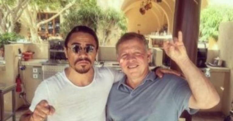 الملك يقلد الطاهي التركي صاحب رشة الملح الشهيرة الملك يقلد الطاهي التركي صاحب رشة الملح الشهيرة