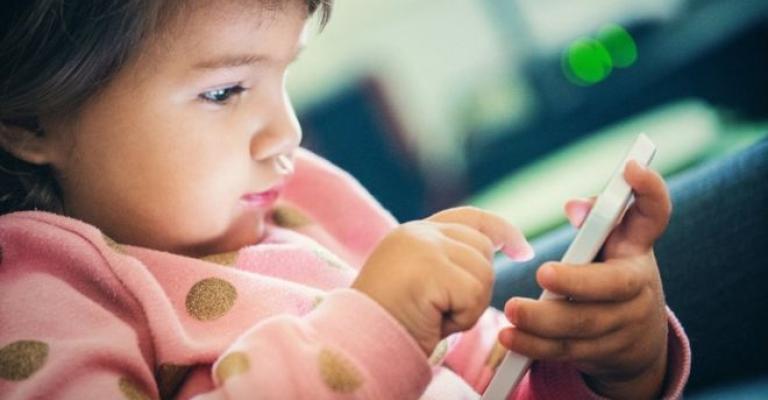 أطفال شاشات اللمس ينامون أقل من أقرانهم