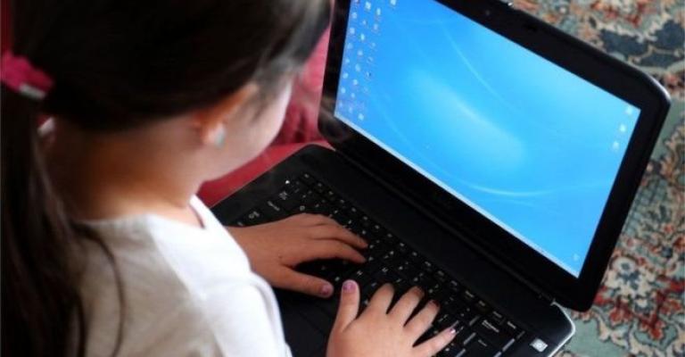 تحذيرات من تعامل الأبناء مع وسائل التواصل الاجتماعي تحذيرات من تعامل الأبناء مع وسائل التواصل الاجتماعي