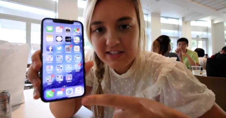 أبل تطرد مهندسا بسبب فيديو لابنته عن "آيفون X"