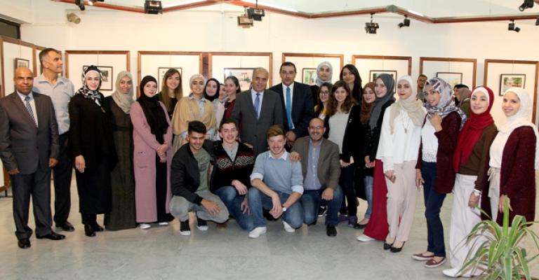 للوحات فنية تضيء جدران قاعة "الشهيد معاذ الكساسبة"