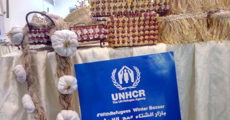 لاجئون يعرضون منتجاتهم وتراثهم في بازار شتوي