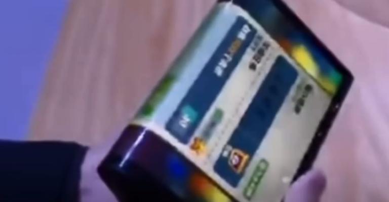 أول هاتف قابل للطي