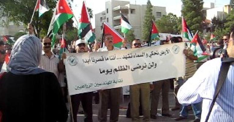 في اعتصام امام رئاسة الوزراء..النقابات الخمس تلوح بالمزيد من التصعيد..(فيديو) في اعتصام امام رئاسة الوزراء..النقابات الخمس تلوح بالمزيد من التصعيد..(فيديو)