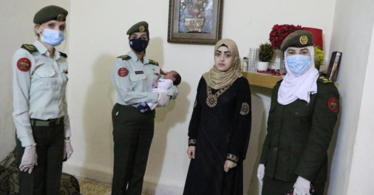 ضباط سيدات يزرن السيدة السورية وطفلها أردن الذي ولد في سيارة للجيش خلال فترة حظر التجوال