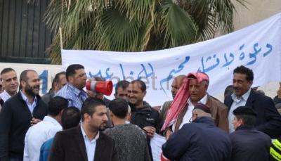 مزارعون امام الرئاسة : ارحل ارحل يا نسور 