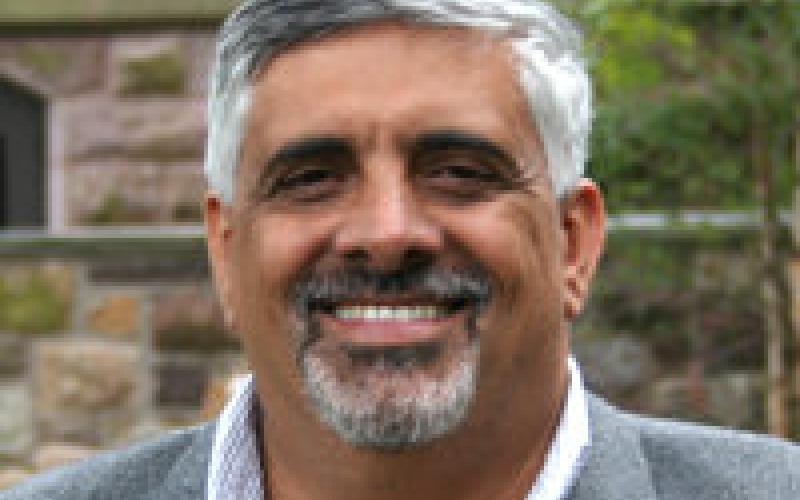 كتاب يحتفل بعيد ميلاده