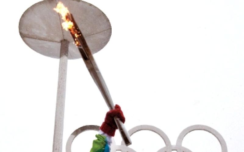 أردنية تحمل الشعلة الأولومبية