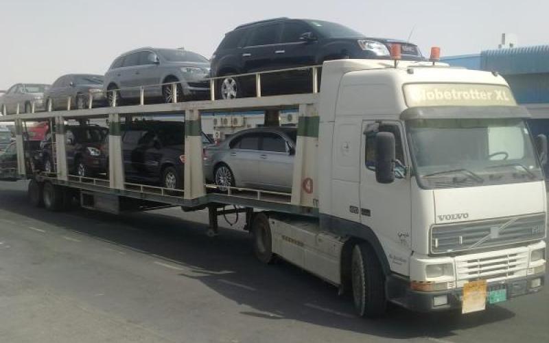 اعتصام سائقي شاحنات تصدير السيارات 