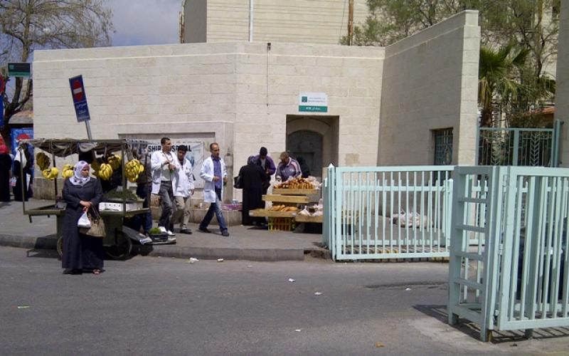 بسطات أمام أقسام "البشير".. وسيارات أجرة في طرقه - صور
