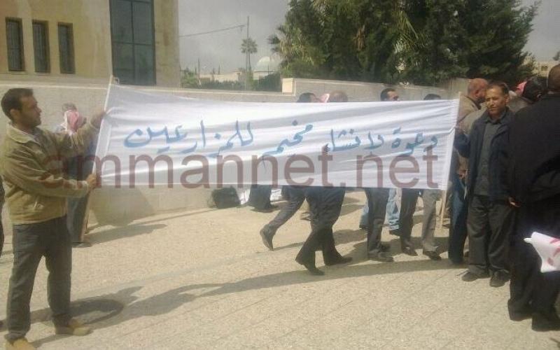 مزارعون امام الرئاسة : ارحل ارحل يا نسور 