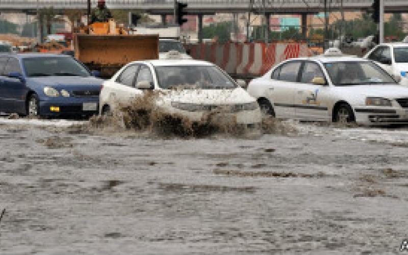 "مقتل فتاة وثمانية مفقودين" في فيضانات السعودية