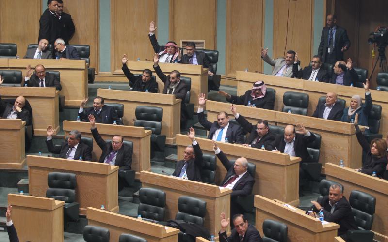 مذكرات طرح الثقة... هل أحرق النواب أوراق ضغطهم؟