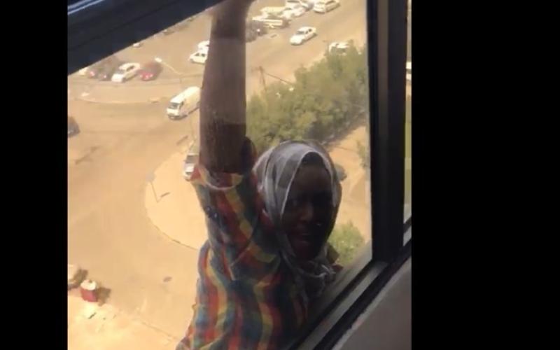 العاملة الإثيوبية التي سقطت بالكويت تروي ما حدث لها (فيديو)