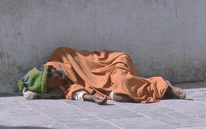 مسنون في بيئة غير صديقة وخارج الرعاية الصحية