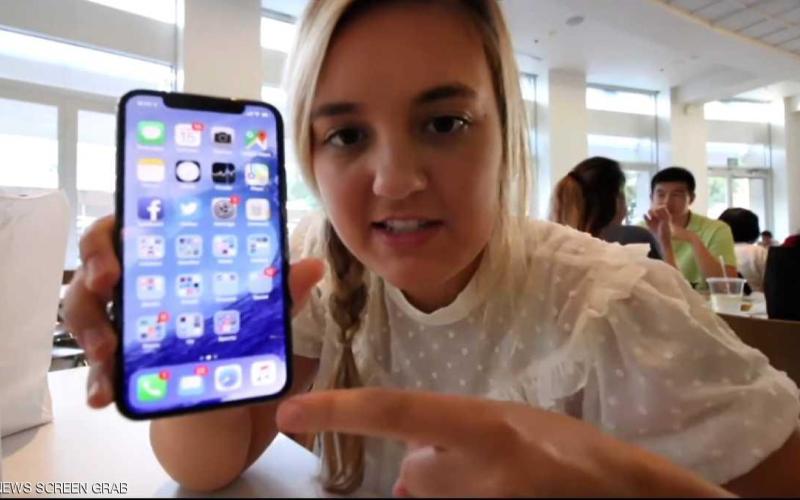 أبل تطرد مهندسا بسبب فيديو لابنته عن "آيفون X"