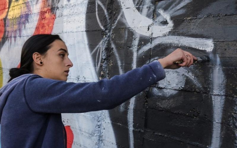 جدران عمان تنبض بألوان فنانات الغرافيتي