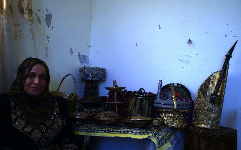 فن اعادة استخدام "الجرائد" مصدر دخل لعائلات سورية