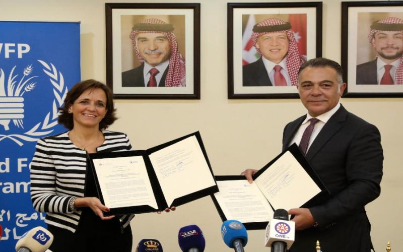 وزير التخطيط والتعاون الدولي وسام الربضي مع المديرة القطرية والممثلة المقيمة لبرنامج الأغذية العالمي سارة جوردون جيبسون خلال توقيعه الاتفاقية نيابية عن الحكومة الأردنية.