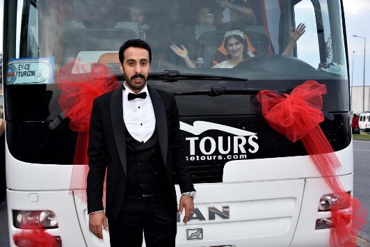 أردني يتزوج أشهر سائقة حافلات تركية - صور