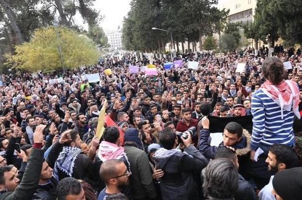  طلبة "الأردنية" يحتشدون في ساحة البرج