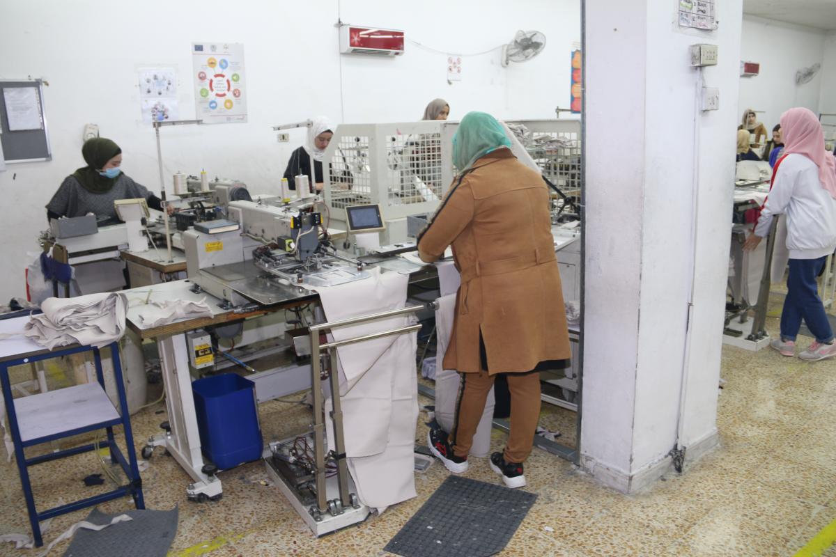 عاملات في مصنع الألبسة في كفرنجة