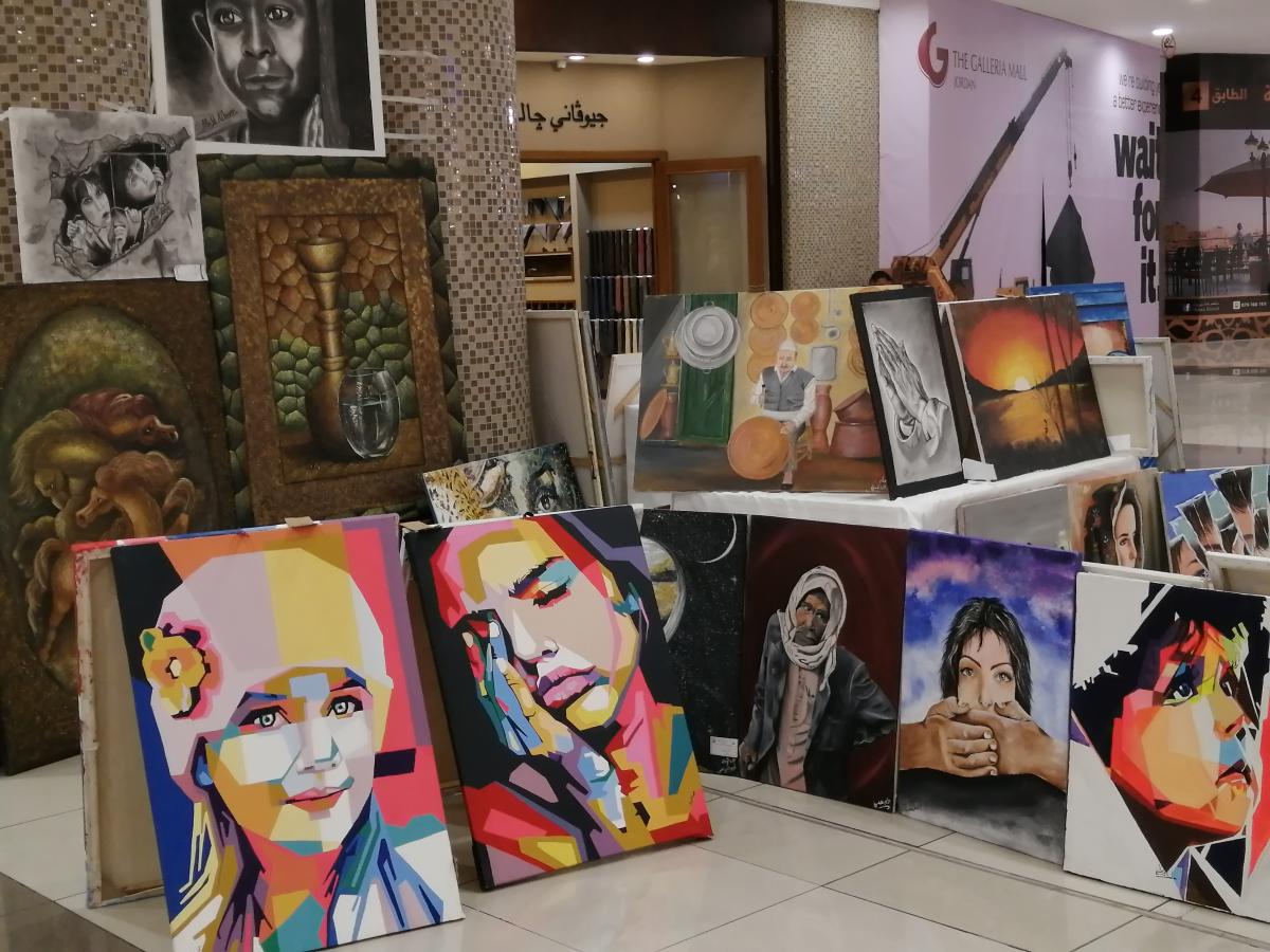 لوحات فنية في بازار الشتاء في عمان